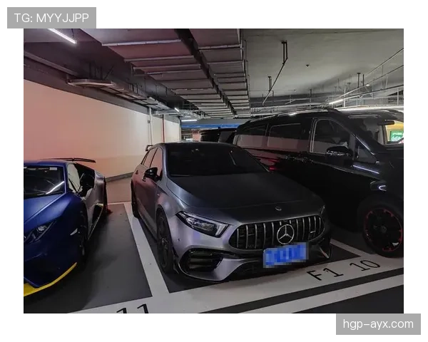 萨卡穿着普通T站在豪车旁发呆，差点以为是隔壁搬错片场的演员